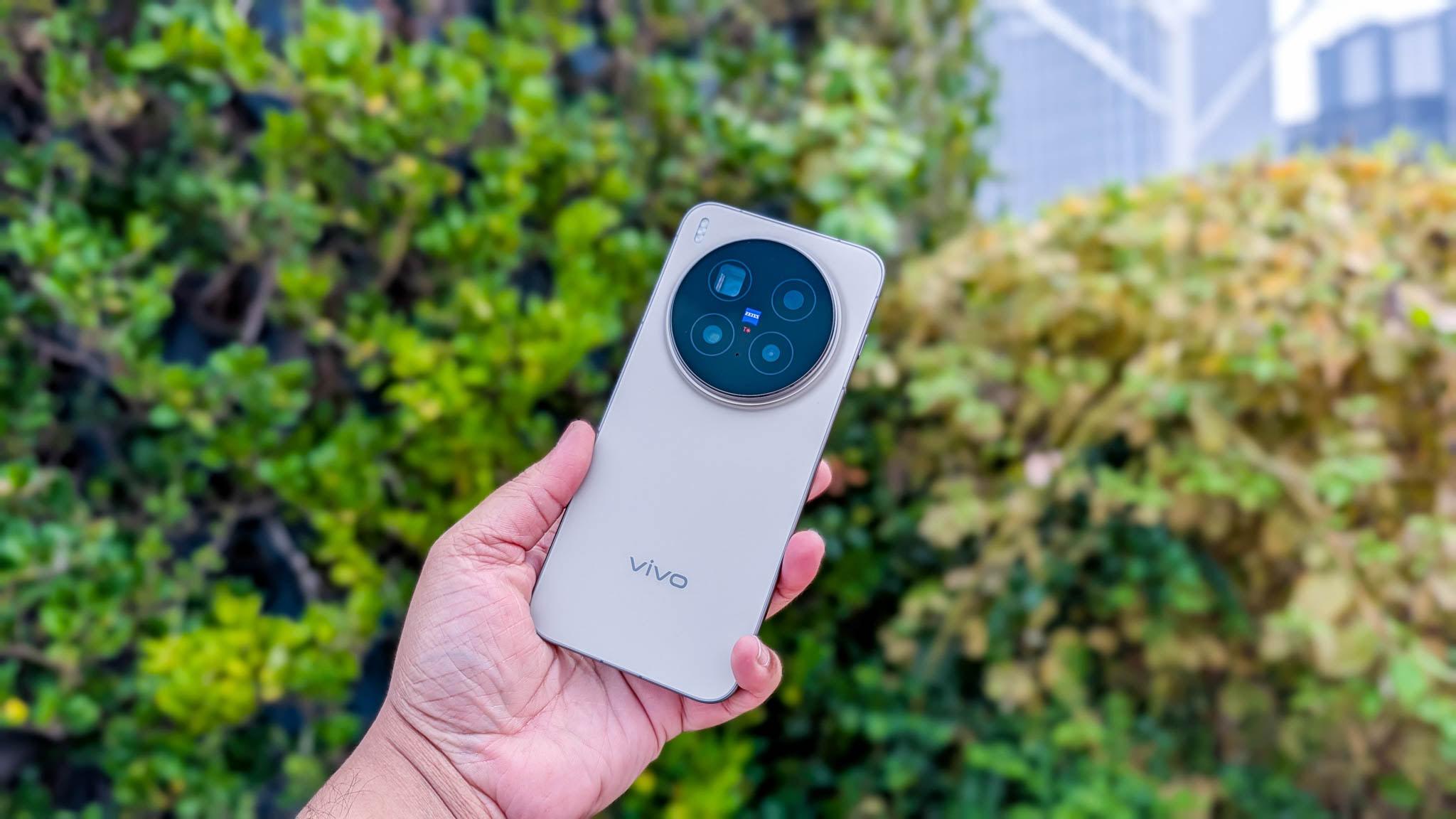 Vivo X300 vs Vivo X300 Pro: Key Differences, Camera, Battery & Price